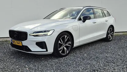 Wit Gebruikt 2021 Volvo V60 R-Design Stationwagen | € 36.900 (Eerlijke prijs)