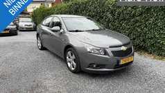 Grijs, metallic lak Gebruikt 2013 Chevrolet Cruze LT Sedan | € 4.945 (Eerlijke prijs)