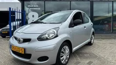 Grijs, metallic lak Gebruikt 2010 Toyota Aygo Cool Hatchback | € 3.450 (Eerlijke prijs)