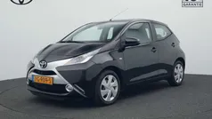 Zwart Gebruikt 2017 Toyota Aygo X-play Hatchback | € 8.445 (Eerlijke prijs)