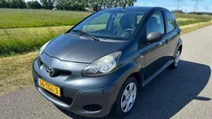 Grijs Gebruikt 2012 Toyota Aygo Hatchback | € 2.749 (Eerlijke prijs)