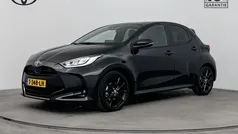 Zwart Gebruikt 2023 Toyota Yaris Hybrid Executive Hatchback | € 27.445 (Eerlijke prijs)
