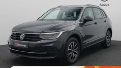 Grijs Gebruikt 2023 VW Tiguan Life SUV | € 36.900 (Eerlijke prijs)