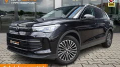 Zwart (metallic) Gebruikt 2025 VW Tiguan Life SUV | € 39.900 (Super prijs)