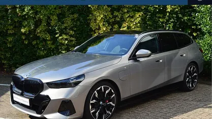 Grijs Gebruikt 2025 BMW 550e M Sport Stationwagen | € 96.400 (Eerlijke prijs)