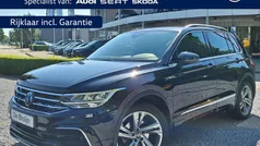 Zwart Gebruikt 2023 VW Tiguan R-line SUV | € 39.950 (Eerlijke prijs)