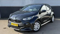 Zwart Gebruikt 2023 Toyota Yaris Hybrid Active Hatchback | € 22.399 (Eerlijke prijs)