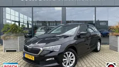 Zwart, metallic lak Gebruikt 2022 Skoda Scala Hatchback | € 17.425 (Eerlijke prijs)