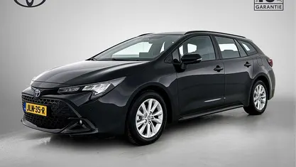 Zwart Occasion 2025 Toyota Corolla Hybrid Active Stationwagen | € 31.945 (Eerlijke prijs)
