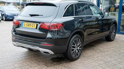 Zwart (metallic) Gebruikt 2021 Mercedes GLC300e Business SUV | € 36.940 (Super prijs)