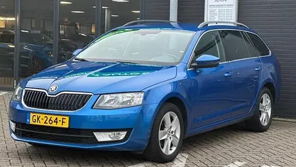 Blauw Occasion 2015 Skoda Octavia Ambition Stationwagen | € 7.999 (Eerlijke prijs)