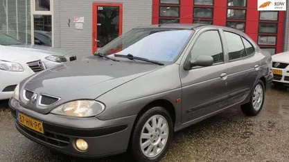 Occasion Renault Mégane 107 PK (78 kW) 2001 Grijs, metallic lak Sedan
