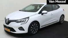 Wit Gebruikt 2021 Renault Clio V Zen Hatchback | € 13.735 (Eerlijke prijs)