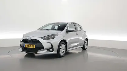 Grijs Occasion 2022 Toyota Yaris Hybrid Active Hatchback | € 18.900 (Goede deal)