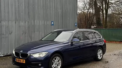 Blauw Occasion 2018 BMW 320 Executive Stationwagen | € 13.950 (Goede deal)