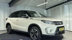 Grijs Gebruikt 2022 Suzuki Vitara Style SUV | € 24.595 (Eerlijke prijs)