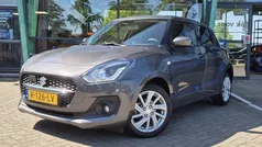 Grijs, metallic lak Gebruikt 2022 Suzuki Swift Hatchback | € 16.499 (Eerlijke prijs)