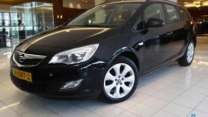 Zwart Gebruikt 2012 Opel Astra Cosmo Stationwagen | € 4.950 (Eerlijke prijs)