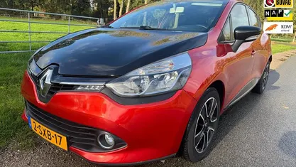 Rood Occasion 2014 Renault Clio IV Expression Hatchback | € 7.450 (Eerlijke prijs)