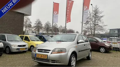 Grijs (metallic) Gebruikt 2003 Chevrolet Kalos Hatchback | € 950 (Eerlijke prijs)