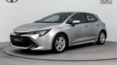 Grijs Gebruikt 2022 Toyota Corolla Hybrid Active Hatchback | € 23.945 (Eerlijke prijs)