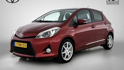 Occasion Toyota Yaris Hybrid 99 PK (72 kW) 2014 Rood (parellak) Hatchback