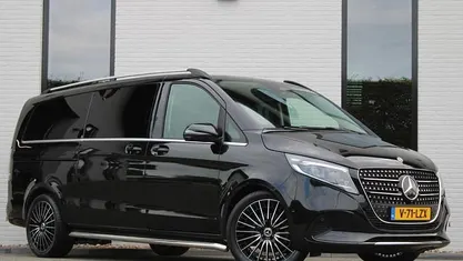 Zwart (metallic) Occasion 2024 Mercedes V300 MPV | € 71.950 (Eerlijke prijs)