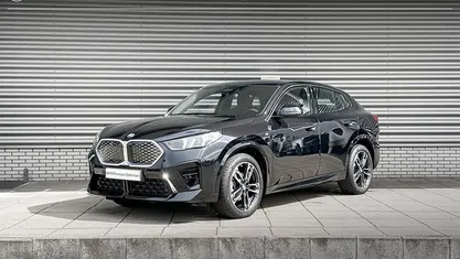 Saphirschwarz metallic (zwart metallic) Gebruikt 2024 BMW iX2 Comfort Edition SUV | € 39.900 (Eerlijke prijs)