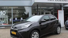 Zwart, metallic lak Gebruikt 2024 Toyota Aygo Play Hatchback | € 17.340 (Eerlijke prijs)