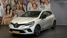 Gris platine d69 (licht grijs metallic) Gebruikt 2022 Renault Clio V Techno Hatchback | € 16.950 (Eerlijke prijs)