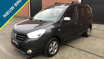 Grijs (metallic) Gebruikt 2016 Dacia Dokker Lauréate MPV | € 7.799 (Eerlijke prijs)