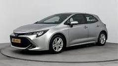 Shimmering silver metallic (zilver metallic) Gebruikt 2022 Toyota Corolla Hybrid Active Hatchback | € 22.700 (Eerlijke prijs)