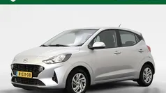 Grijs, metallic lak Gebruikt 2021 Hyundai i10 Comfort Hatchback | € 12.450 (Eerlijke prijs)