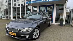 Grijs, metallic lak Gebruikt 2018 BMW 318 Executive Stationwagen | € 19.950 (Eerlijke prijs)