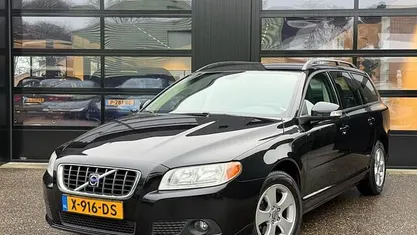 Zwart (metallic) Occasion 2008 Volvo V70 Momentum Stationwagen | € 6.999 (Eerlijke prijs)