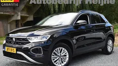 Zwart Gebruikt 2024 VW T-Roc Life SUV | € 26.945 (Eerlijke prijs)