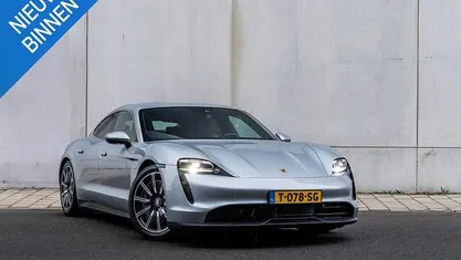 Grijs Occasion 2023 Porsche Taycan 4S Performance Package Sedan | € 72.950 (Goede deal)