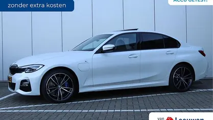 Wit Gebruikt 2021 BMW 330e M Sport Sedan | € 37.495 (Eerlijke prijs)