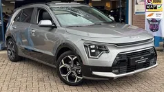 Grijs, metallic lak Gebruikt 2024 Kia Niro 2 SUV | € 37.950 (Eerlijke prijs)
