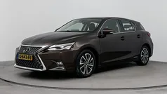 Bruin Gebruikt 2019 Lexus CT200h Hatchback | € 22.950 (Eerlijke prijs)
