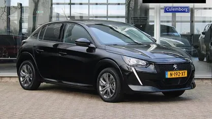 Zwart Occasion 2022 Peugeot e-208 Allure Hatchback | € 16.945 (Eerlijke prijs)