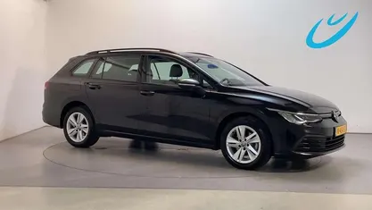 Zwart Gebruikt 2022 VW Golf VIII Life Stationwagen | € 18.950 (Goede deal)