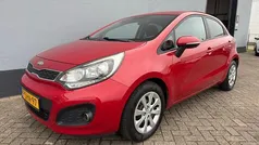 Rood Gebruikt 2013 Kia Rio Plus Hatchback | € 6.999 (Goede deal)