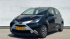 Zwart Gebruikt 2017 Toyota Aygo X-play Hatchback | € 7.100 (Eerlijke prijs)