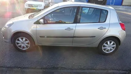 Bruin Gebruikt 2007 Renault Clio II Dynamique Hatchback | € 1.750 (Eerlijke prijs)