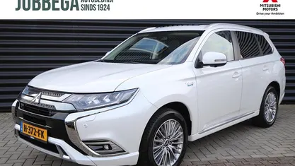 Wit (parellak) Occasion 2020 Mitsubishi Outlander P-HEV Intense+ SUV | € 25.495 (Eerlijke prijs)
