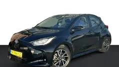 Zwart (metallic) Gebruikt 2021 Toyota Yaris Hybrid Hatchback | € 21.495 (Eerlijke prijs)