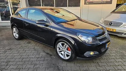 Zwart (metallic) Occasion 2008 Opel Astra GTC Executive Hatchback | € 2.650 (Eerlijke prijs)