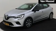 Grijs Gebruikt 2022 Renault Clio V Equilibre Hatchback | € 15.935 (Eerlijke prijs)
