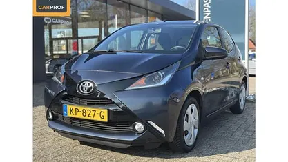 Occasion Toyota Aygo X-play 69 PK (50 kW) 2016 Blauw Hatchback